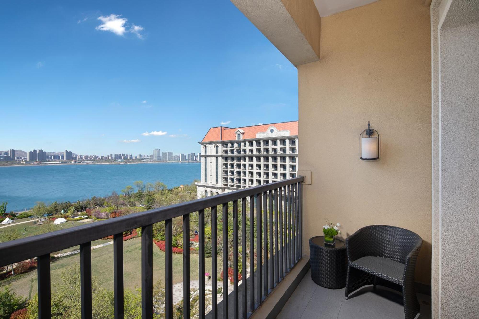 מלון Crowne Plaza Qingdaoorientalmoviemetropolis By Ihg מראה חיצוני תמונה